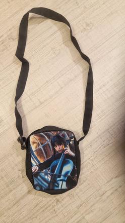 Wednesday taska cez plece, 