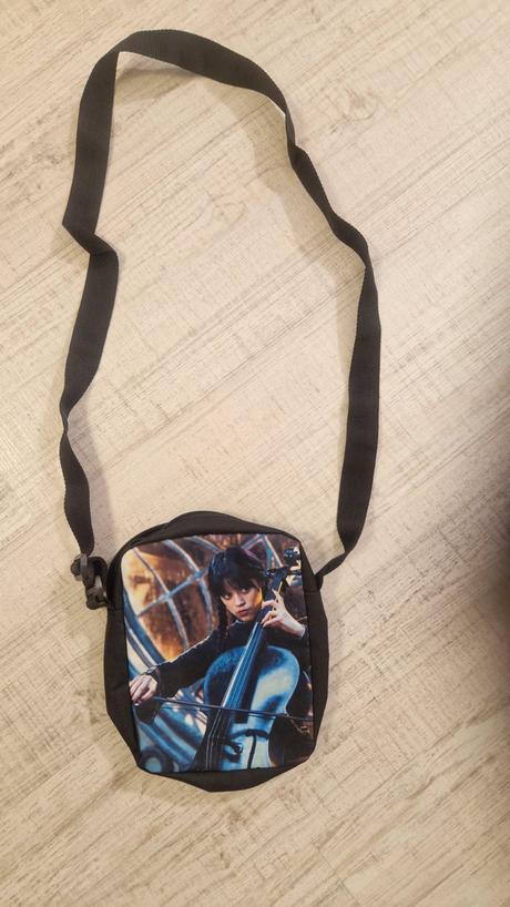 Wednesday taska cez plece,