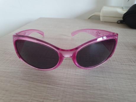 Dievcenske slnecne okuliare, 