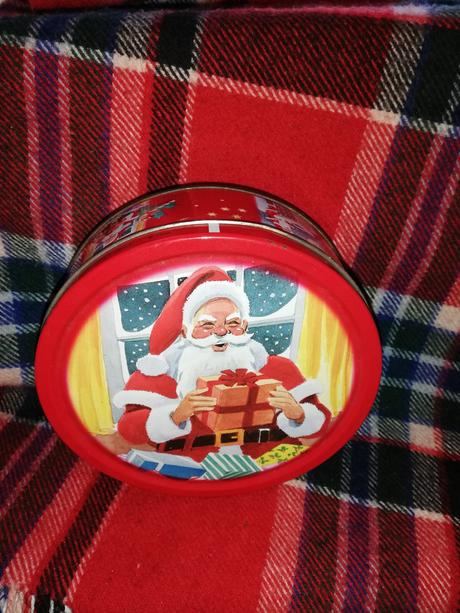 Staršia vianočná plechovka, 