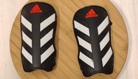 Detské futbalové chrániče holení adidas, veľkosť m, 