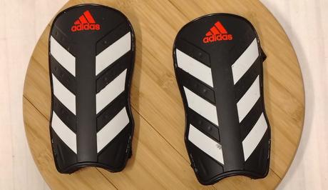 Detské futbalové chrániče holení adidas, veľkosť m,