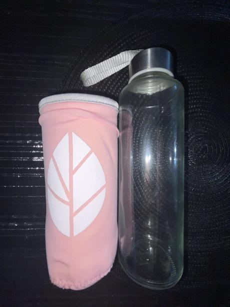 Sklenená fľaša s obalom,