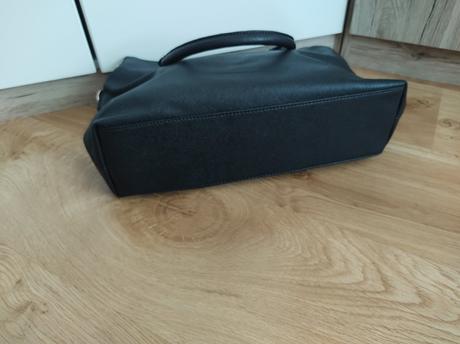 Priestranná čierna kabelka, 