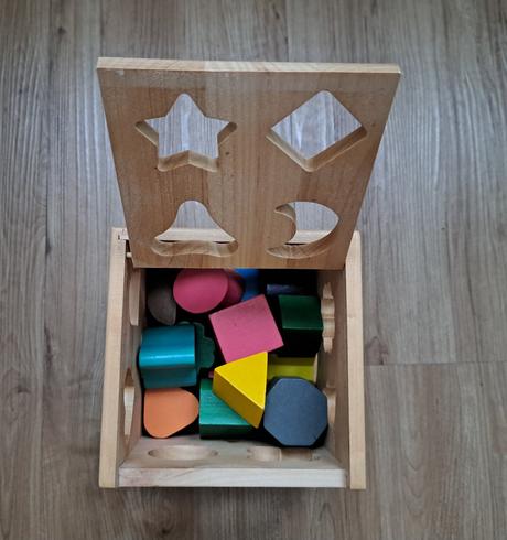 Drevená otváracia kocka na vkladanie tvarov, 