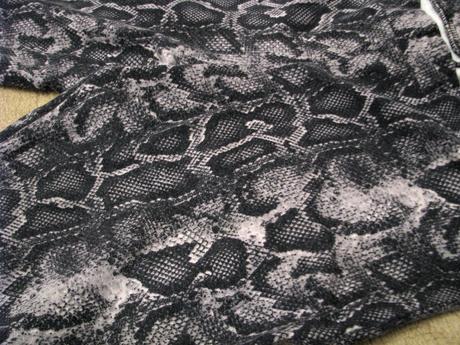 Legíny s hadím vzorom, tezenis,l