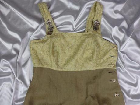 Luxusné krojové šaty, 42