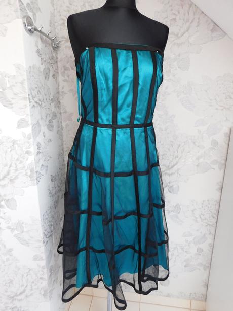 Pekne šaty s odonimatelnymi ramienkami, 46