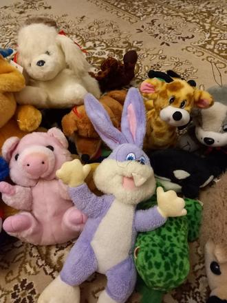 Plyšové hračky rôznej veľkosti,