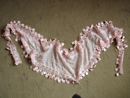 Bledoružová šatka s čipkou,