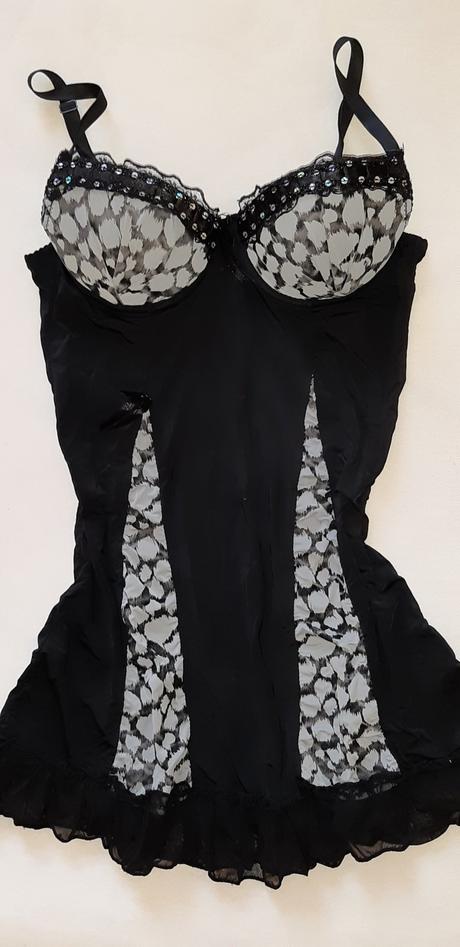 Čierna košielka, s