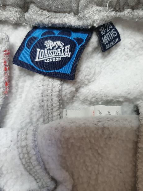 2 tepláky a pančuchy, 86–98