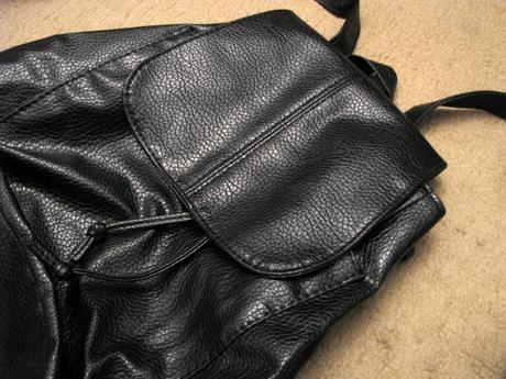 Malý koženkový ruksačik,