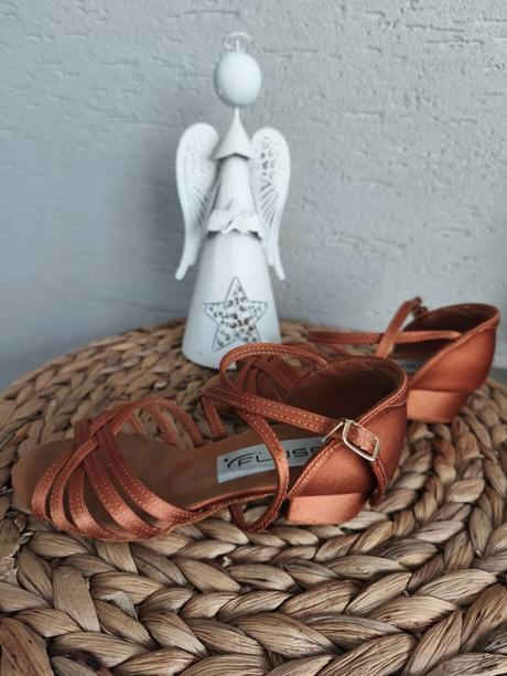 Tanečné topánky, 28