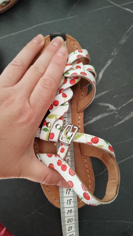 Sandálky čerešničkové, 28