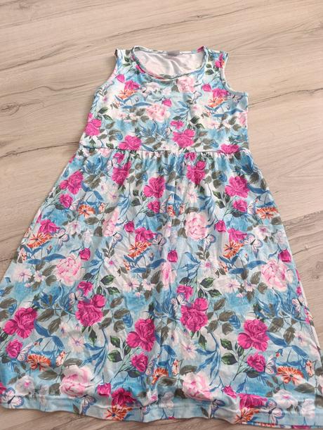 Krásne kvietkované šaty, gate,s