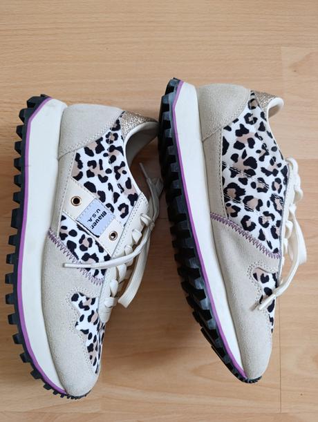 Americké tenisky, 37