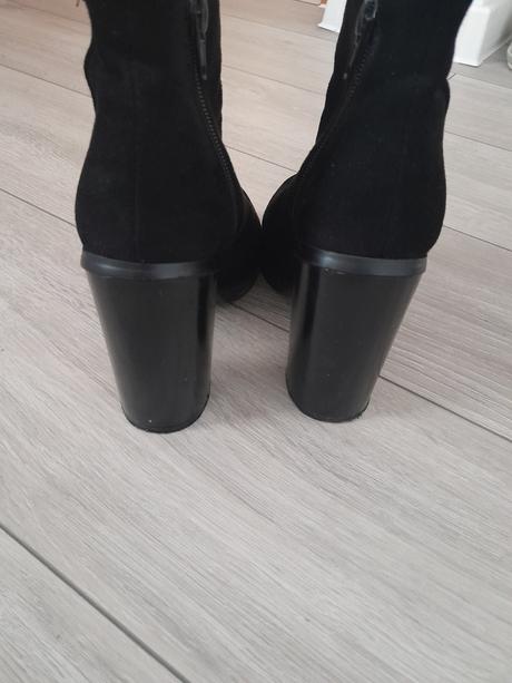 Čierne kotníčky, 38