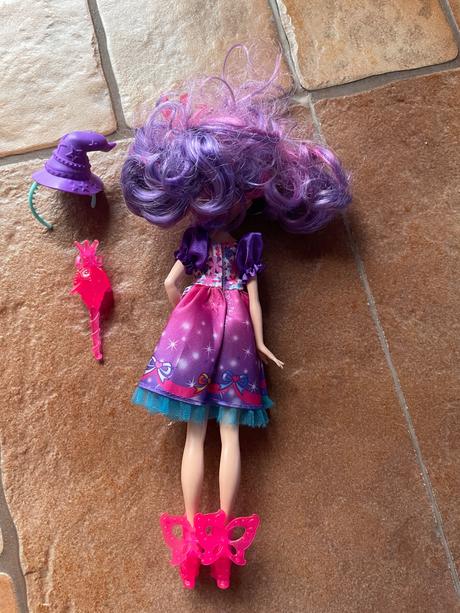 Babika fialovo ružové vlasy,