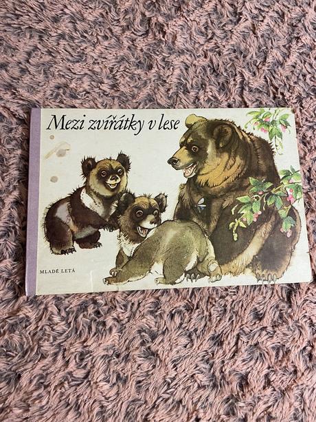 Krásne staré retro leporelo mezi zvířátky v lese,