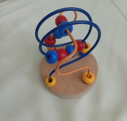 Drevený labyrint s korálkami, 