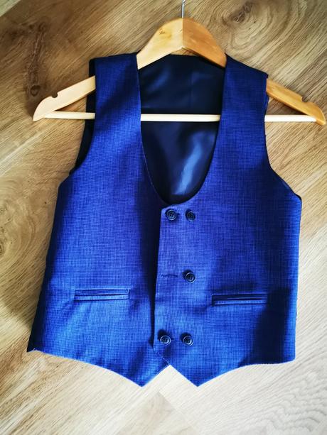 Detský oblek s vestičkou a motylikom, 146