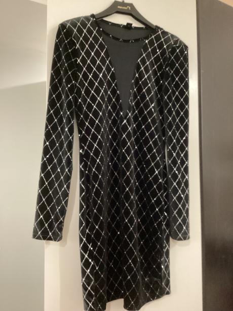 Krásne cierne šaty s kamienkami, s