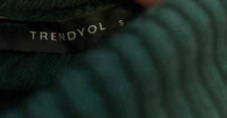 Krásne vrúbkované teplé šaty značky trendyol, s