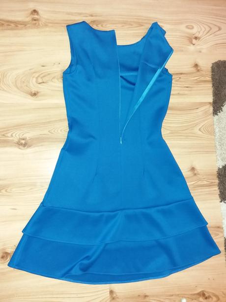 Šaty s volánikmi, 38