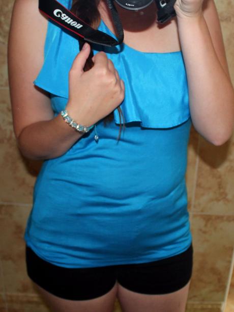 Top cez rameno s nežným volánom, h&m,l