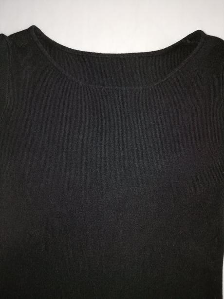 Čierny svetrík s čipkou na rukávoch, s