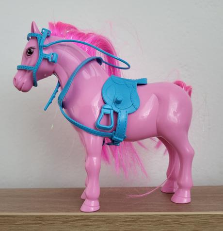 Rúžový kôň s postrojom,