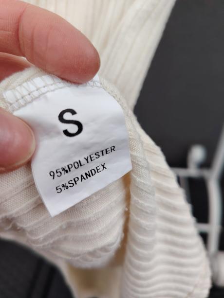 Béžové midi šaty so zlatou sponou, s