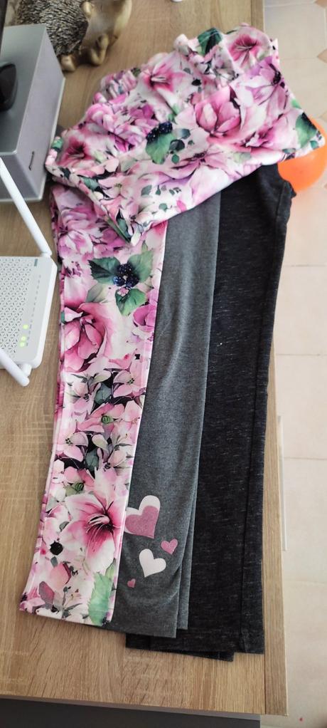 2x šedé legíny, 152