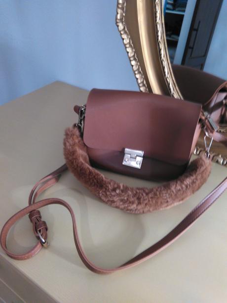 Malá hnedá kabelka s kožušinkou, 