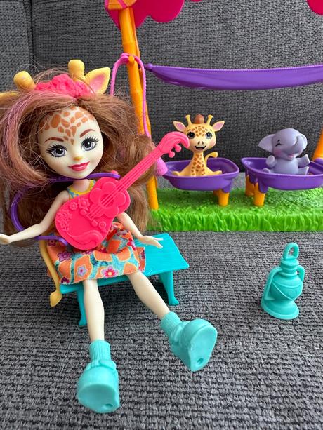 Enchantimals ideme stanovať, 