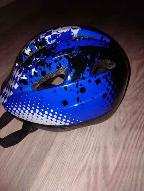 Cyklisticka prilba, s