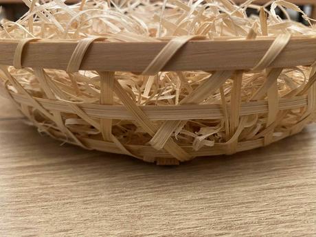 Košík s drevitou vlnou, 