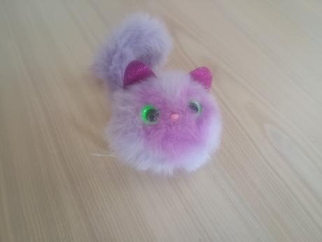 Macka na baterky mnauci a svietia jej oci, 