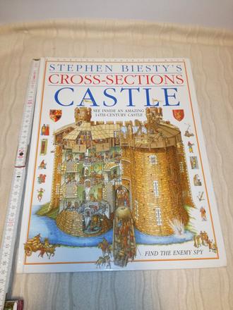 Stephen biesty's cross-sections castle  su22, 