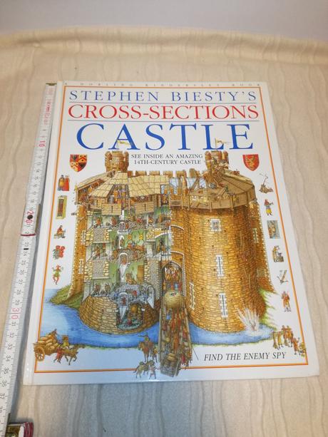 Stephen biesty's cross-sections castle  su22, 