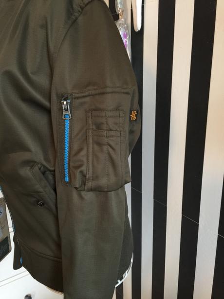 Alpha industries bombera s azurovo modrym zipsom, xs