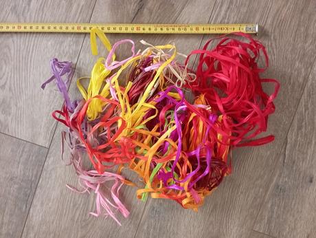 Farebné viazanie z kytíc,