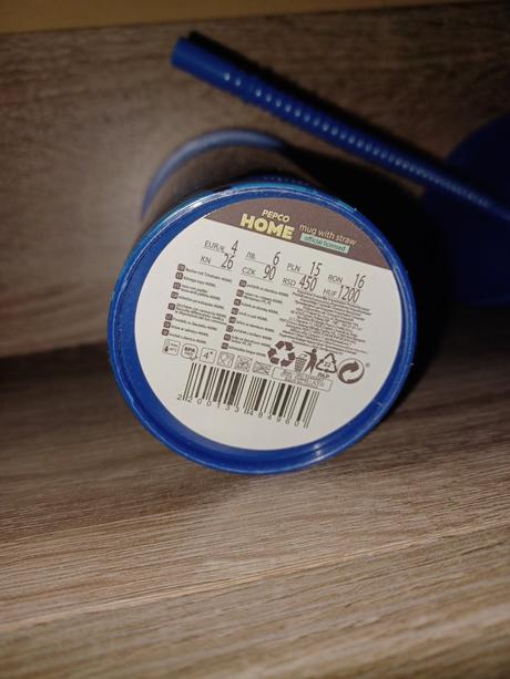 Pohárik s uzáverom a slamkou, 