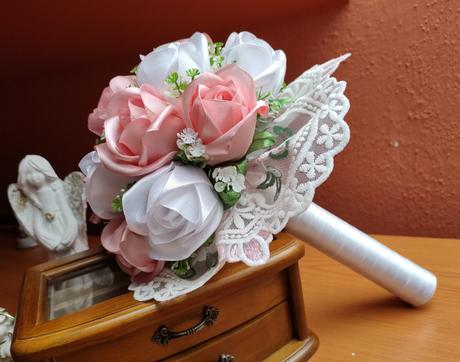 Kytica saténových ruží,