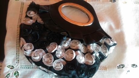 Čierno-biela kabelka kvetinková, 