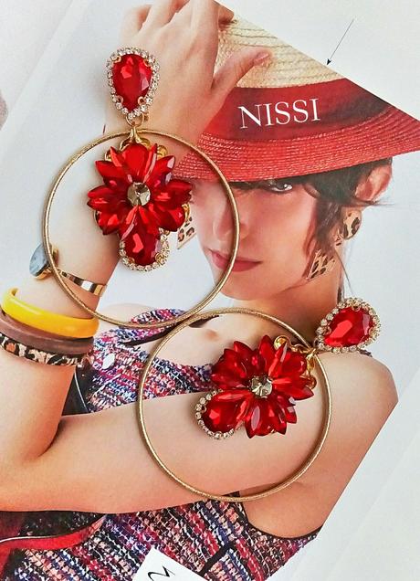 Červené kruhové náušnice,