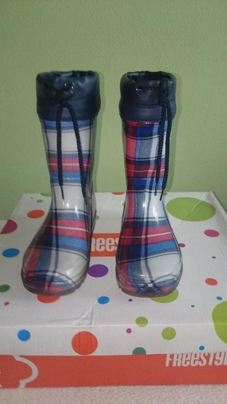 Veľmi málo nosené gumáky, vo výbornom stave, 27