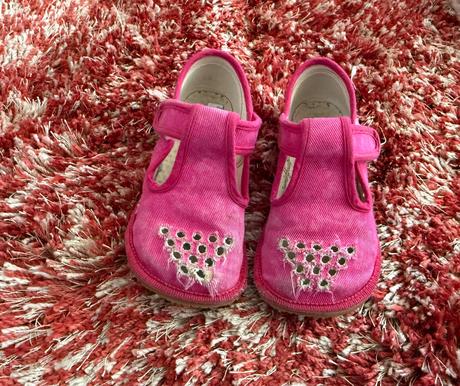 Ruzové papucky, 25