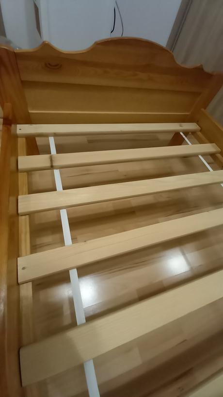 Drevená posteľ s roštom a matracom, šírka (cm): 90,dĺžka (cm): 200